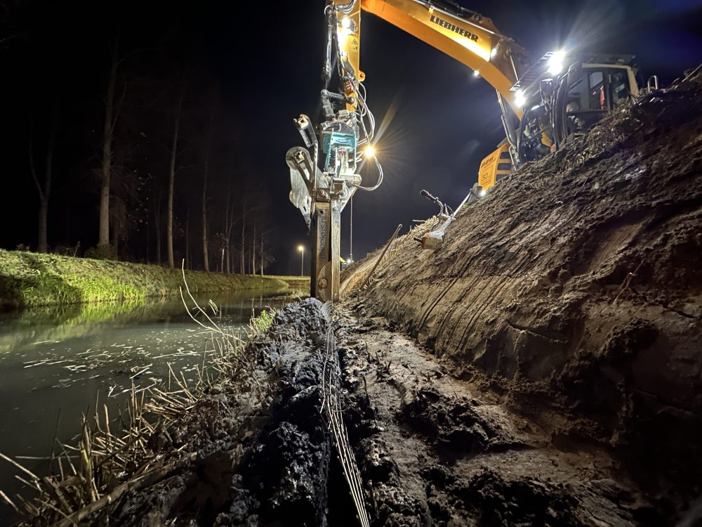 Beverwering plaatsen langs A16 in de nacht